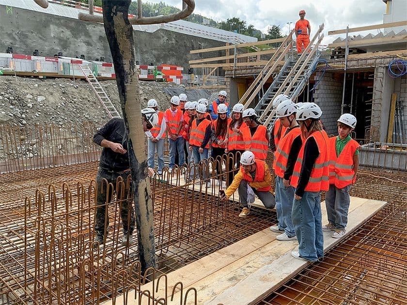 Die Schüler:innen von Root haben eine Zeitkapsel in der Fundamentplatte einbetoniert, als...